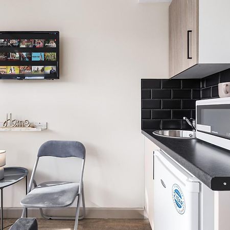 Serviced Ensuite Modern Studio - Sleeps 2 - Near Wembley Stadium - Good Transport Link To Central London - Harrow Ha3 Hatch End 外观 照片