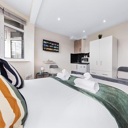 Serviced Ensuite Modern Studio - Sleeps 2 - Near Wembley Stadium - Good Transport Link To Central London - Harrow Ha3 Hatch End 外观 照片