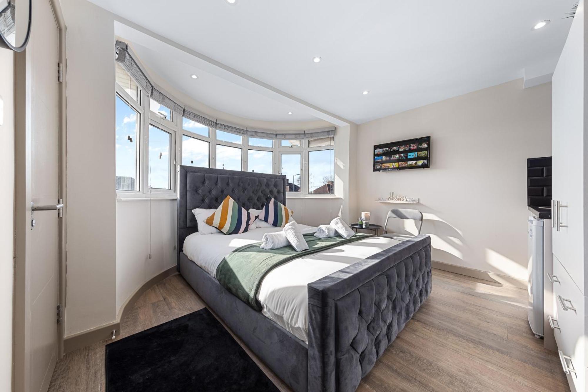Serviced Ensuite Modern Studio - Sleeps 2 - Near Wembley Stadium - Good Transport Link To Central London - Harrow Ha3 Hatch End 外观 照片