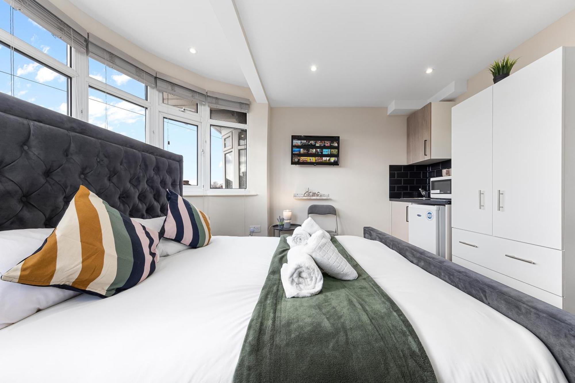 Serviced Ensuite Modern Studio - Sleeps 2 - Near Wembley Stadium - Good Transport Link To Central London - Harrow Ha3 Hatch End 外观 照片